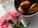 Madeleines à la rose, beurre de coco et chocolat noir