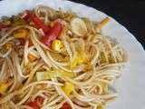 Ramen (nouilles chinoises) sautées aux pousses de soja, maïs poireau, carotte et poivron (Wok)