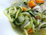 Soupe de spaghetti de courgette, carotte, céleri et poulet