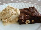 Glace au dulce de leche et accompagnée de son brownie aux noisettes