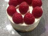 Entremet aux litchis et ses framboises sur craquant Petit Beurre