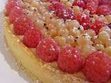 Tarte aux framboises, groseilles blanches et crème pâtissière au lait d'amandes et zeste d'orange