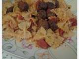 Farfalle a la sauce tomate et au boulettes de viande hachee