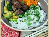 Boulettes de porc, concombre mariné et nouilles de riz