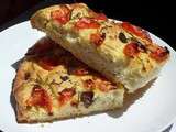 Focaccia aux tomates fraîches, aux olives, au romarin et à l’ail