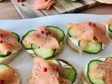 Blinis au concombre, saumon fumé et sauce aux fines herbes