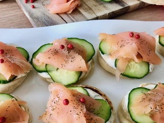 Blinis au concombre, saumon fumé et sauce aux fines herbes