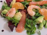 Salade aux crevettes, saumon fumé, clémentines et avocat