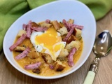 Soupe au potimarron et patate douce, oeuf poché et lardons de volaille