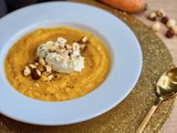 Soupe de carottes, chantilly au chèvre frais et noisettes grillées