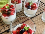 Verrines de fromage blanc vanillé, salade de fruits rouges au basilic