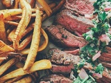 Bavette de boeuf sauce chimichurri & frites de panais