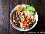 Bol Coréen (bibimbap), salade de carottes et de concombres marinés, riz parfumé à l'ail, mayonnaise à la sriracha