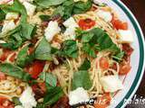 Pasta aux deux tomates, à la mozzarella et aux noix de pins