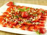 Carpaccio de fraises à la menthe et amandes grillées