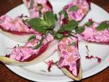 Barquettes d'endives bicolores a la creme de betteraves et de truite fumee