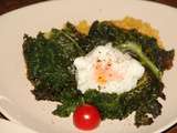 Chou kale sur lit de semoule, oeuf mollet