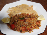 Filets de cabillaud, sauce creme et citron, et leur couscous perle aux carottes, tomates cerise et raisins secs