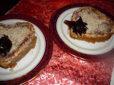 Gateau coeur individuel a la mousse de bananes, cerises et hibiscus