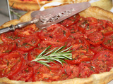 Tarte aux tomates, chutney de mangues et cheddar