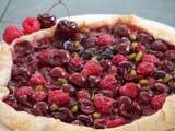 Tarte rustique rapide cerises, framboises, pistaches