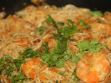 Wok de crevettes sautees, nouilles, chou et carottes