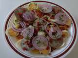 Salade composée été à base de pomme de terre oignon rouge