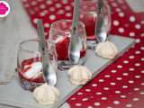 Eton mess aux framboises: verrines de framboises, coulis de framboises, meringues et chantilly