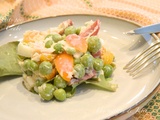 Salade de petits pois, oeufs, tomates cerises et miettes de crabes