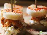 Comme des mini-burgers de chikwangue au fromage, poulet et paprika