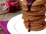 Pancakes à la farine de châtaigne, banane et coulis de cassis