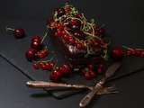 Cake au chocolat à la compotée de cerises et groseilles au thym citron