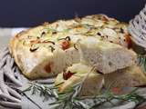 Focaccia au parmesan, oignon, tomate et romarin