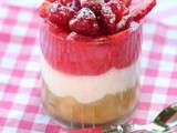 Fraises et framboises sur mousse de fromage blanc et compote de rhubarbe