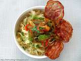 Tagliatelles fraîches, sauce tomate fragrante aux herbes aromatiques, chips de pancetta