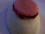 Coque de chocolat blanc au coeur de mousse et macaron framboise