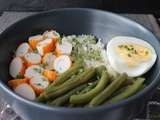 Bol de riz aux haricots verts, oeuf et surimi