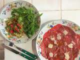 Carpaccio de boeuf au parmesan et au basilic, roquette, salade céréales et tomates