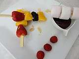 Brochettes de fruits, sauce au chocolat