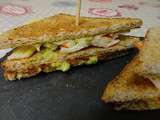 Club-sandwich au guacamole, tomates confites et surimi