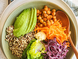 Quinoa bowl aux pois chiches rôtis, avocat et mayo au piment