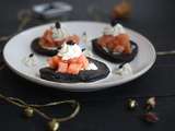 Blinis à l’encre de seiche, coeur de saumon fumé, mousse au raifort et oeufs de lompe