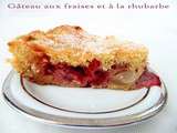 Gâteau aux fraises et à la rhubarbe