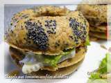 Bagels garnis au chèvre, tomates confites aux noisettes