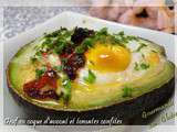 Oeuf en coque d'avocat et tomates confites