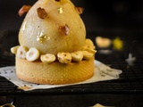 Poire pochée, insert au praliné sur pâte et crème noisettes