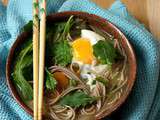 Bouillon Miso aux nouilles soba, pousses de kale et oeuf (Bataille Food)