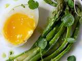 Oeuf d’oie mollet, asperges vertes et huile à l’ail des ours