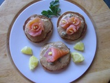 Blinis au saumon fumé en corolles de fleurs