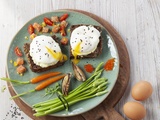 Toasts aux oeufs pochés, petits légumes et sauce hollandaise